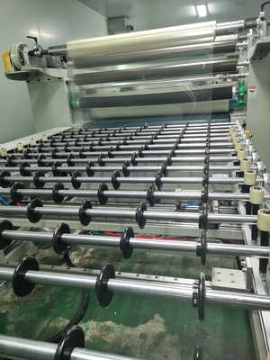 1-20m/Min Taşıma Hızı Film Laminasyon Makinesi 500mm Uzunluk 0-1320mm Çalışma Genişliği Akrilik Plastik Yaprak Tablosu için