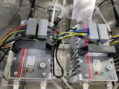 Endüstriyel ambalaj için 0 ̊40C çevre sıcaklığı için 9 aşamalı mikrodalga vakum kurutma makinesi