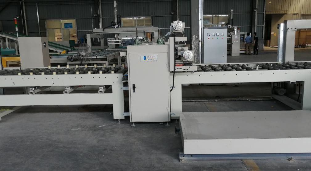 Yüzey düzleminde zemin tahta cam plastik levha film laminasyon makinesi genel boyutu 6300 * 1550 * 1200mm ile