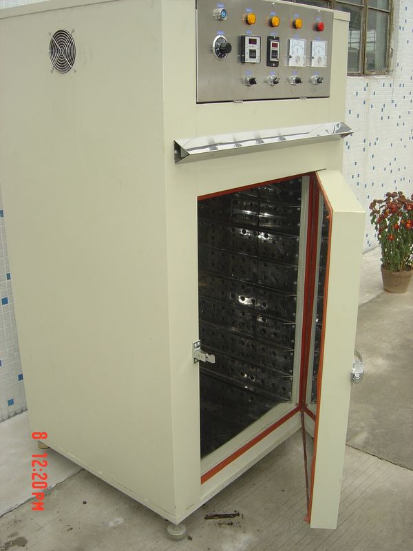 Dış boyutları 600 mm X 600 mm X 800 mm olan bir yıllık sabit sıcaklıklı fırın