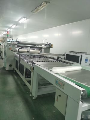 1-20m/Min Taşıma Hızı Film Laminasyon Makinesi 500mm Uzunluk 0-1320mm Çalışma Genişliği Akrilik Plastik Yaprak Tablosu için