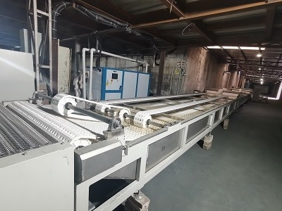 Yüksek güvenilirlik kaplama teknolojisi ile yüksek otomatik UV kaplama makinesi